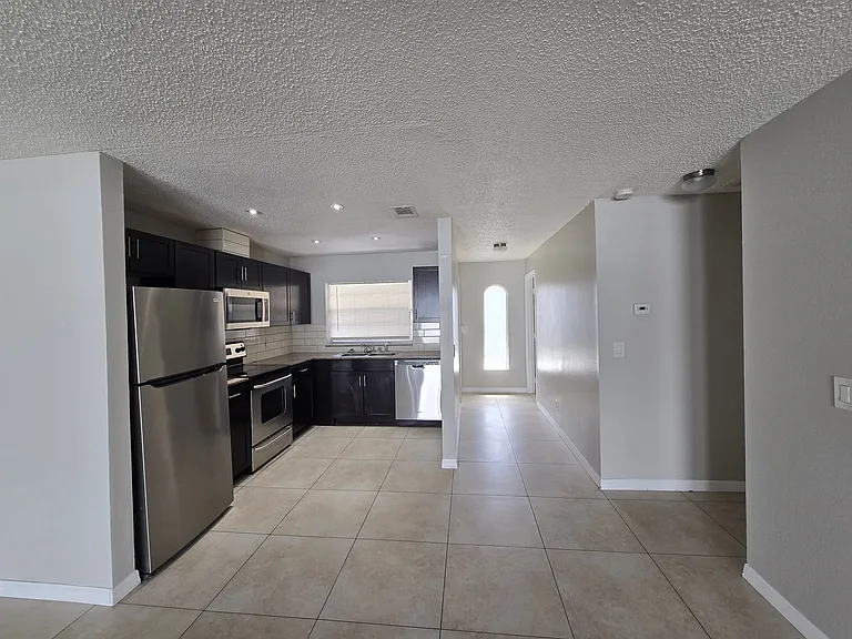 702 SE 47th St #4 — Photo 5