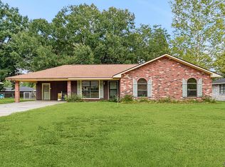 930 Willow Brook Ave, Denham Springs, LA 70726