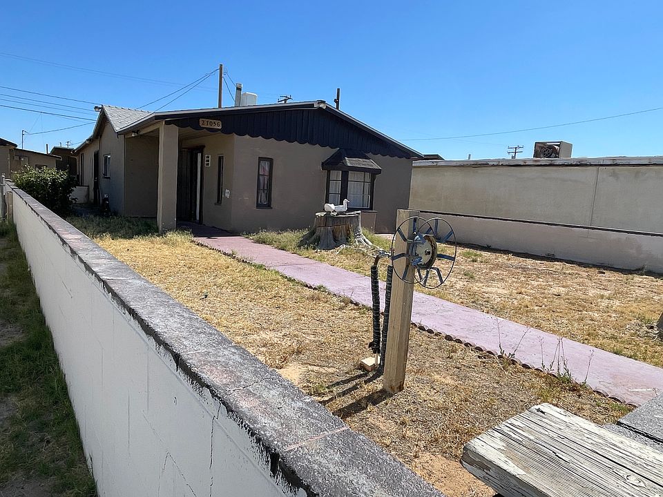 Front of house with Yard