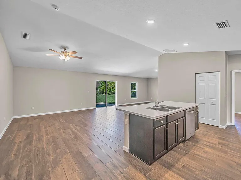 574 NW Bayshore Blvd — Photo 15