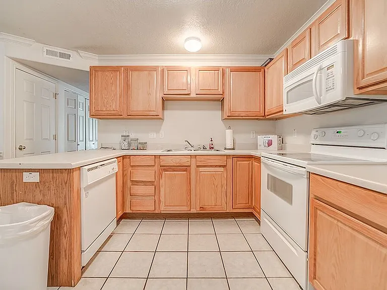 591 N University Ave #113 — Photo 3