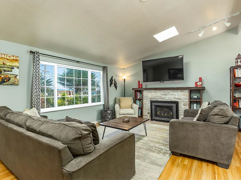 248 Beach Rd — Photo 2