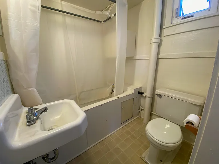 611 1/2 N Sprague St #611-1/2 — Photo 7