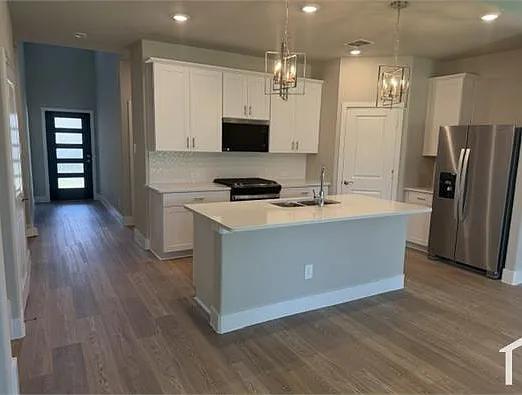 6 bed, 2800 sqft, $3,900 — Photo 2