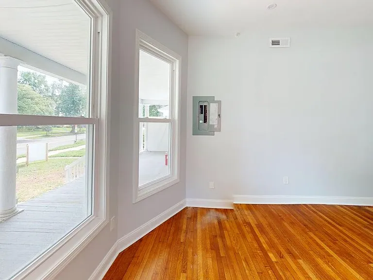 544 Whitney Ave — Photo 14