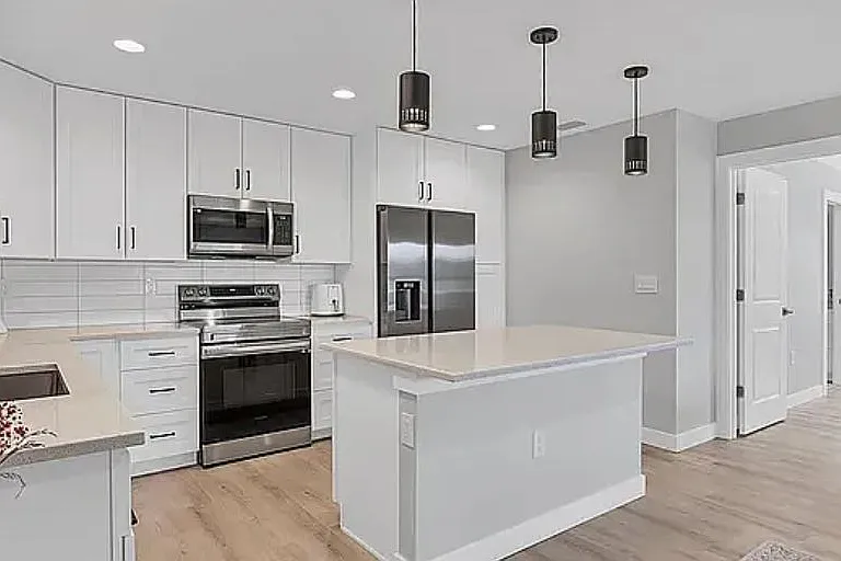 470 Venango St — Photo 5