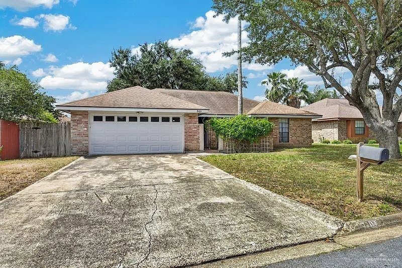 3 bed, 2.0 bath, 1626 sqft, $1,700 — Photo 2