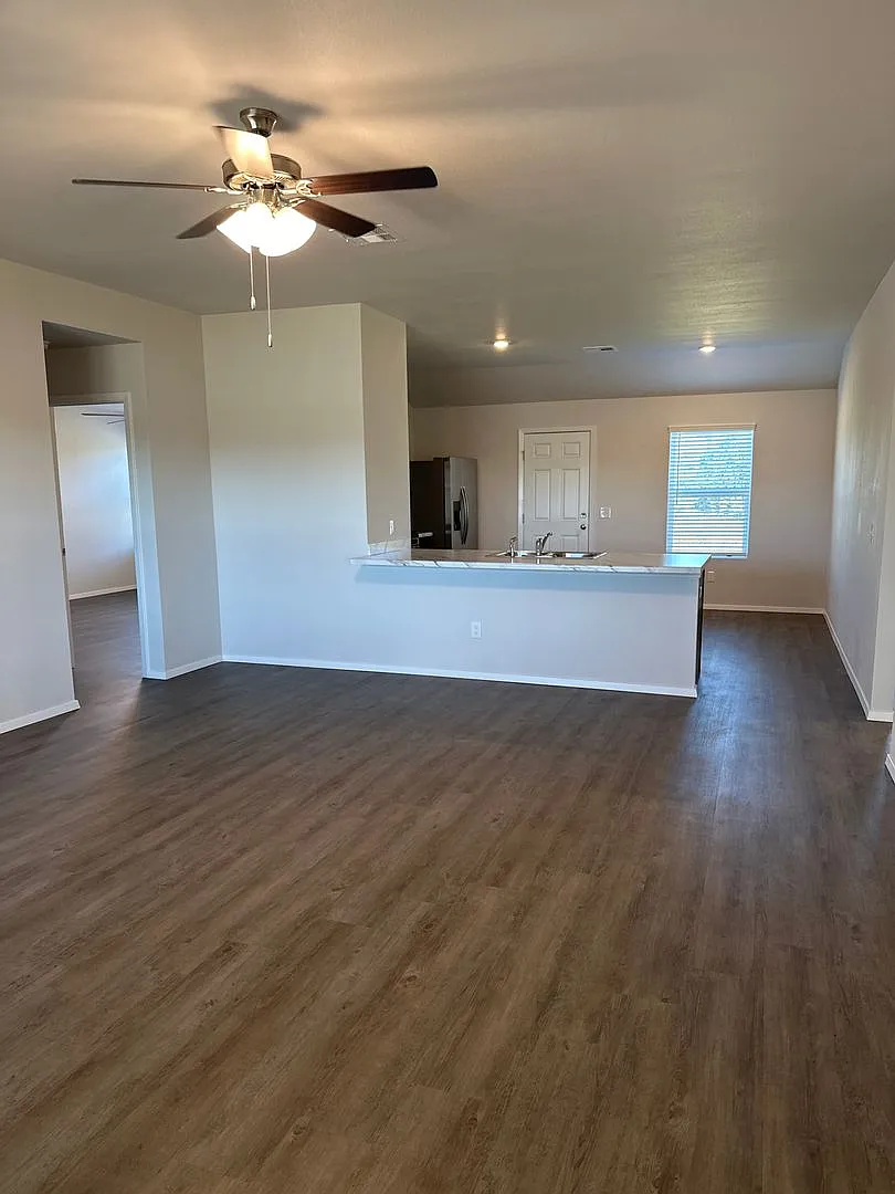 Don't Miss Out! Pre-Leasing A Spacious 4-Bedroom | 2-Bath Home In Park Place — Photo 4
