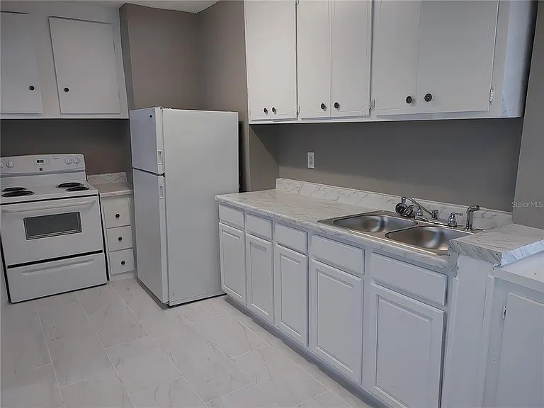 1090 Saint Clair St — Photo 3