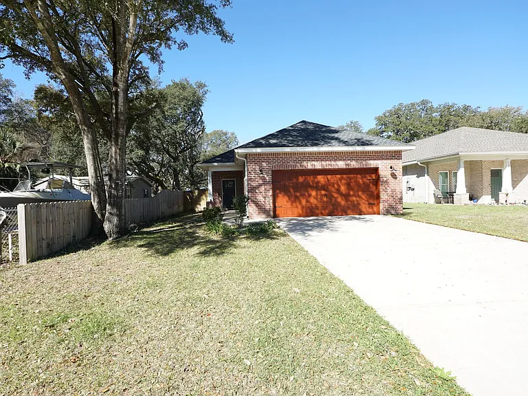 1568 Pine St — Photo 2