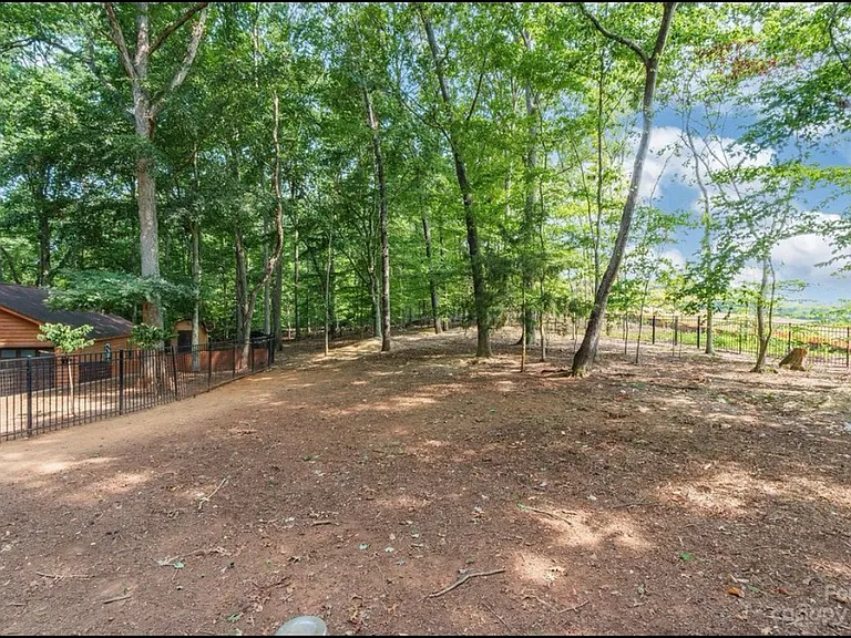 318 Wellington Dr — Photo 24