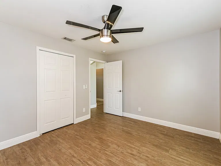 3213 SE Santa Barbara Pl — Photo 13