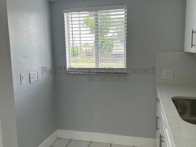717 SE 9th St #A — Photo 15