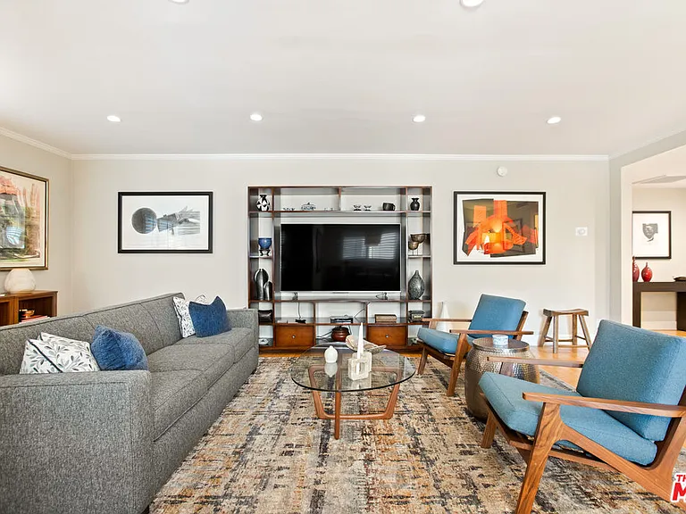 1525 N Hayworth Ave #206 — Photo 4