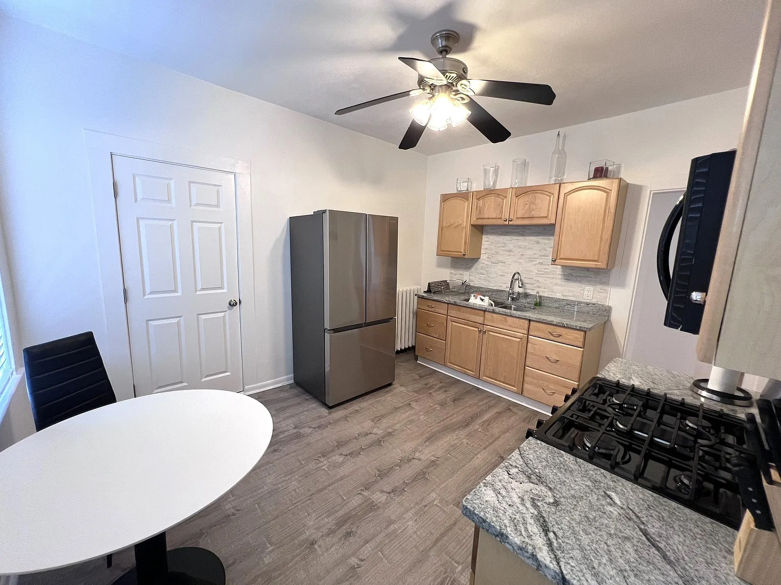 3 bed, 1400 sqft, $3,300 — Photo 4