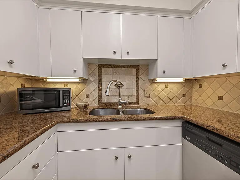 2600 Bellefontaine St #B24 — Photo 15
