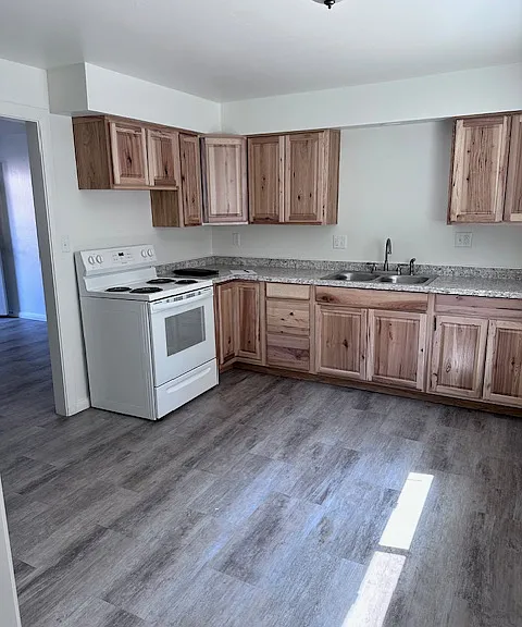 587 Hansen Ave #8 — Photo 1