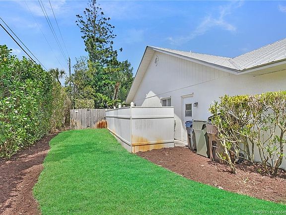 3rd image of 352 SW Ridge Ln