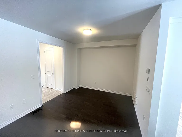 1471 Blackmore St — Photo 9