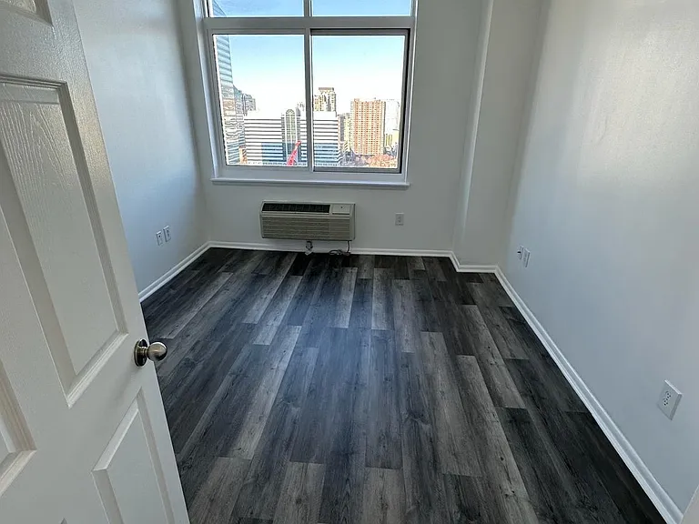 20 2nd St #2505 — Photo 10