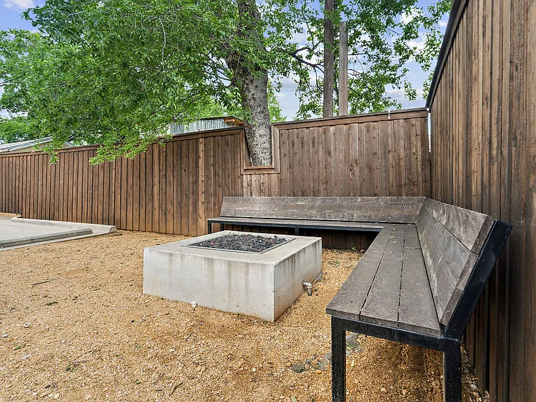 1518 N Carroll Ave — Photo 6