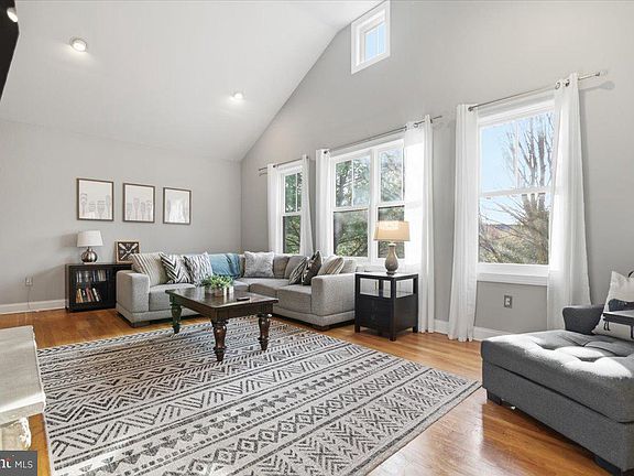 2nd image of 6 Fieldstone Ct