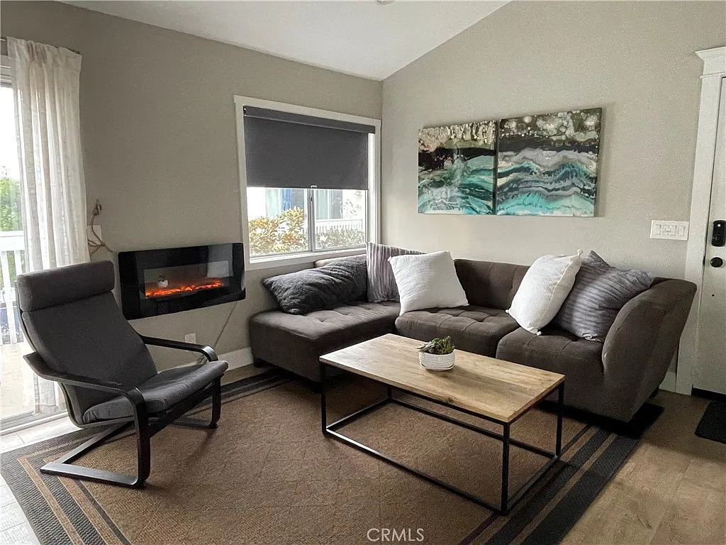 2 bed, 873 sqft, $4,100 — Photo 2