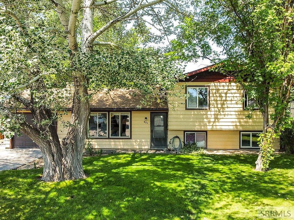 1st image of 621 Lakeside Dr