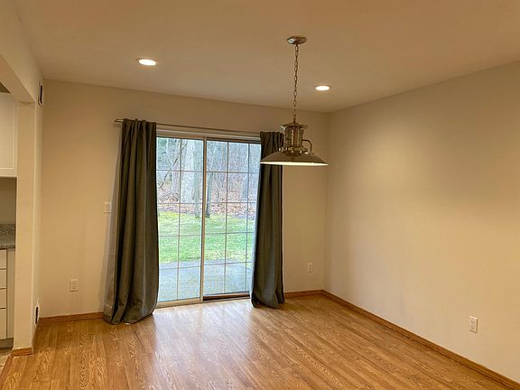 4th image of 27 Saddlebrook Ct