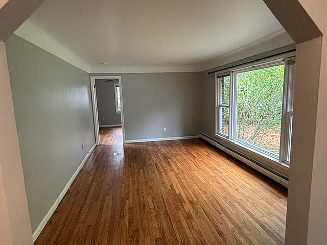3 bed, 1300 sqft, $1,800 — Photo 2