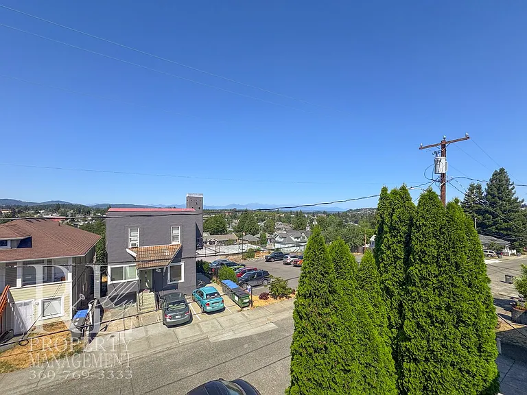 902 Pleasant Ave — Photo 3