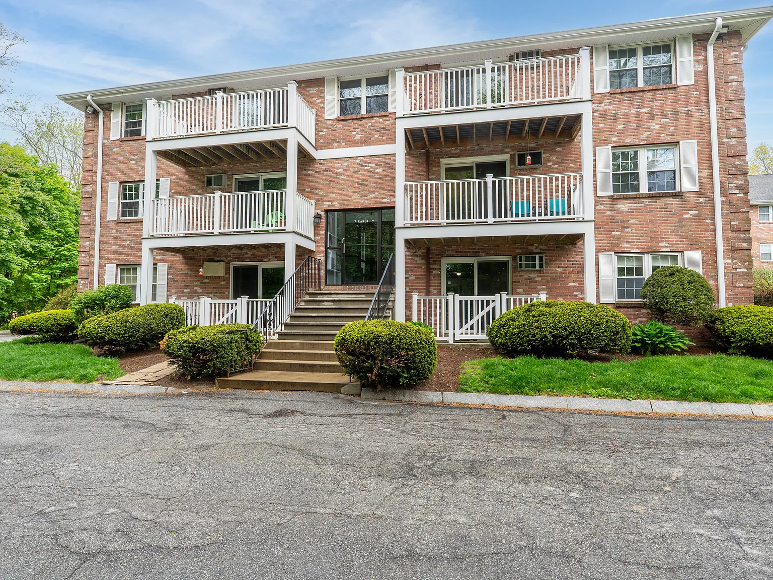2 bed, 750 sqft, $2,400 — Photo 3