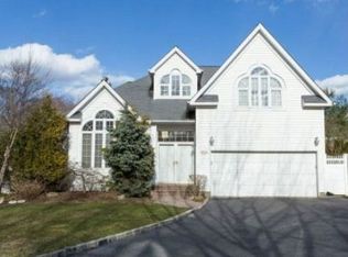11 Wendy Rd, Syosset, NY 11791