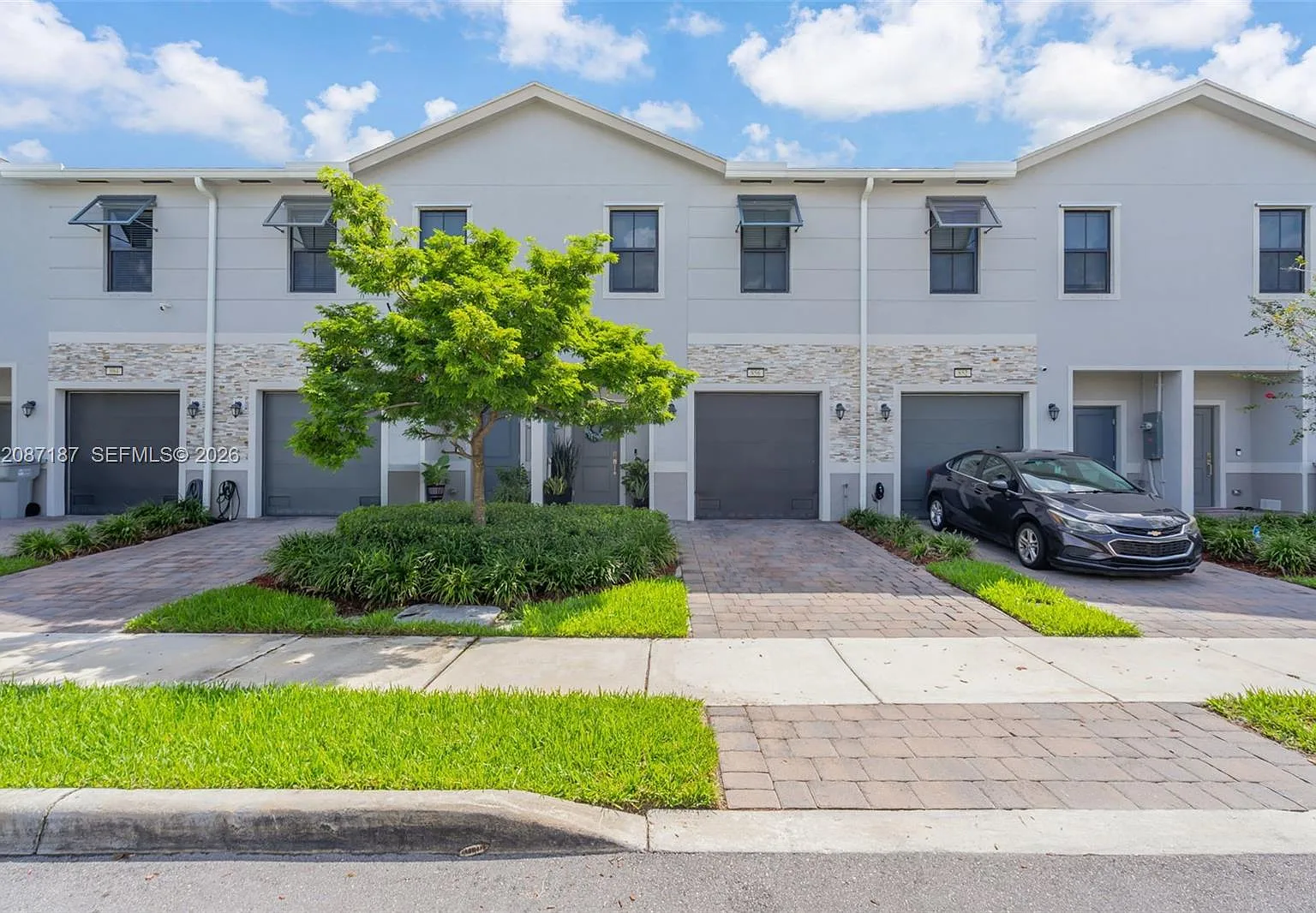 Highland Oaks — Photo 1