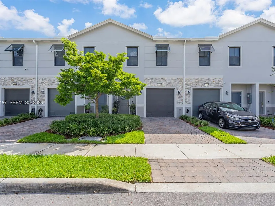 856 NW 3rd Way