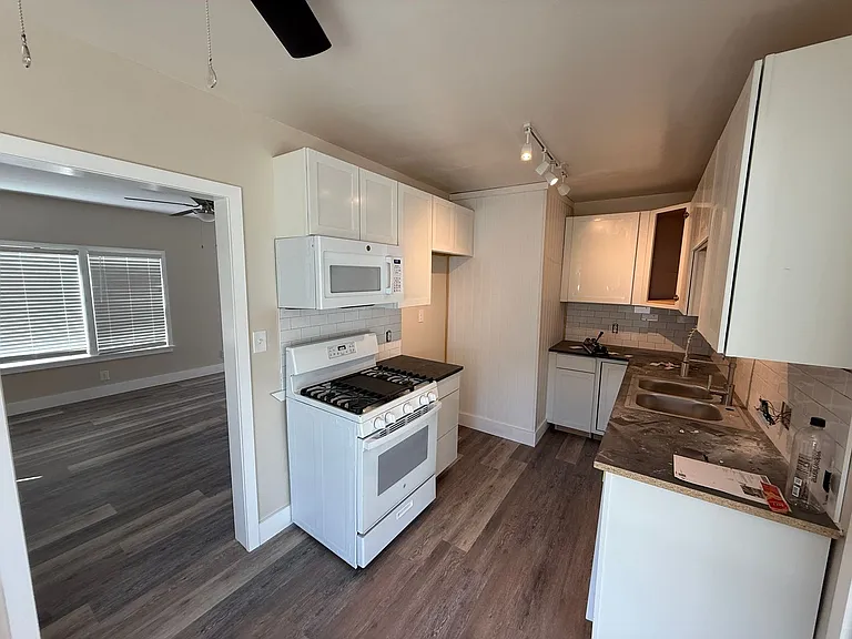 3845 Strong St — Photo 9