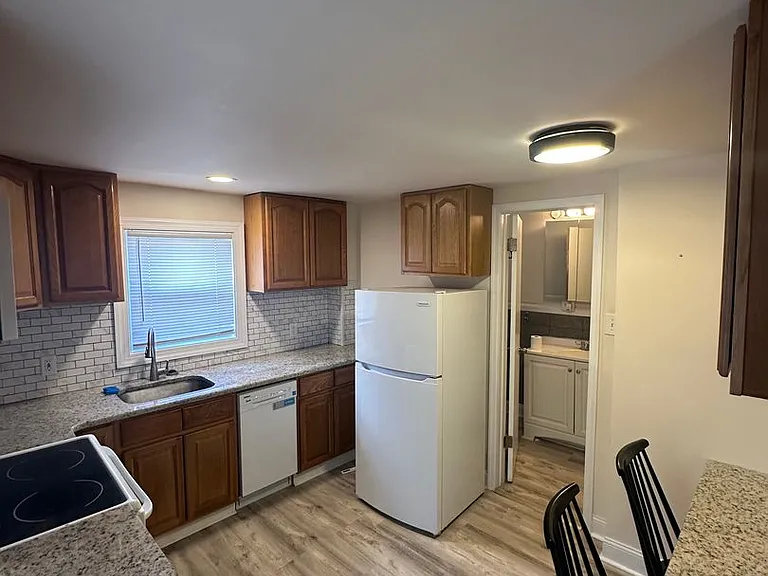 448 Vernon St — Photo 4