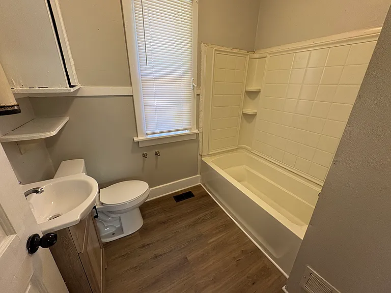 1107 W Gilbert Ave — Photo 5