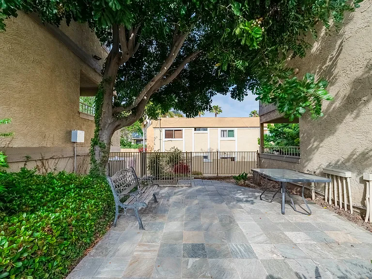 582 Arizona St — Photo 32