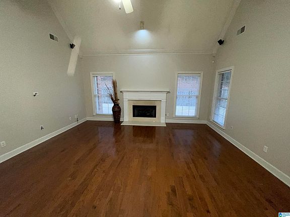 3rd image of 833 Castlemaine Dr