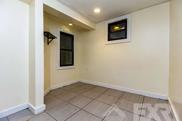 Rented by EXR | media 9