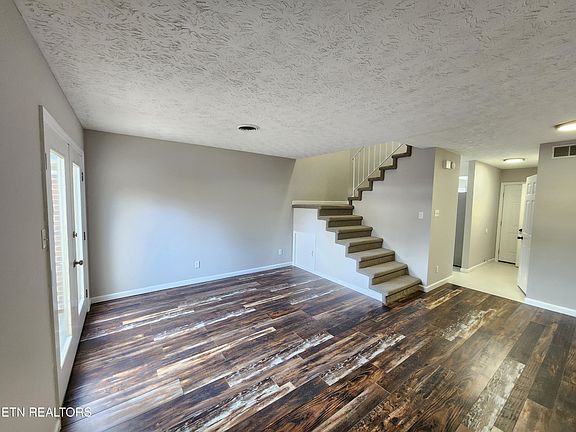 5th image of 104 Ladbrook Ln