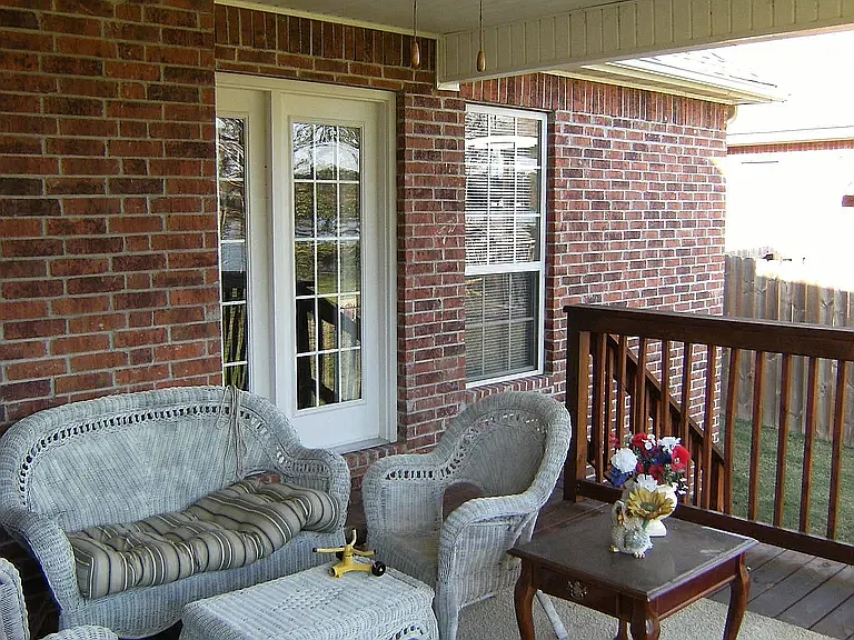 3 bed, 2208 sqft, $2,400 — Photo 2