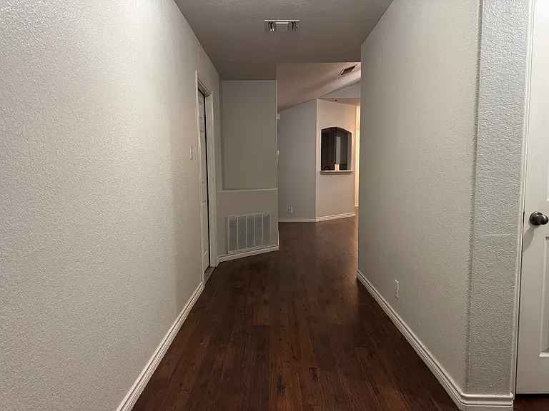 208 Latigo Ln — Photo 3