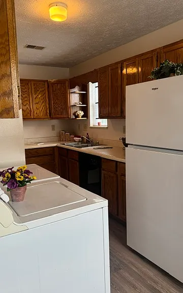 Kitchen w/Washer & Dryer