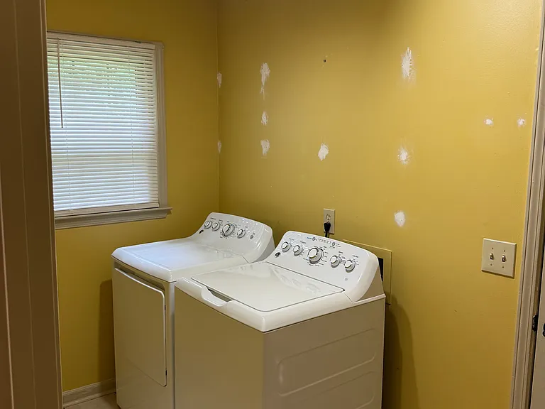 Electric washer/dryer included.