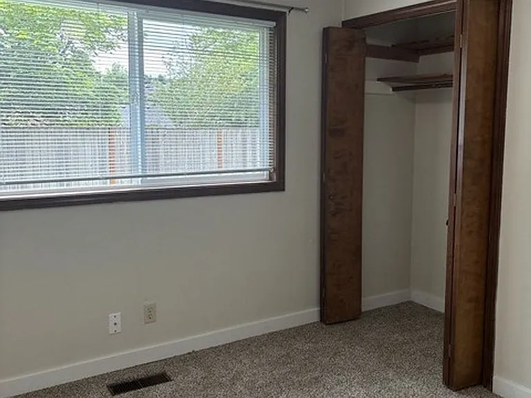2142 Maplewood Dr S — Photo 8