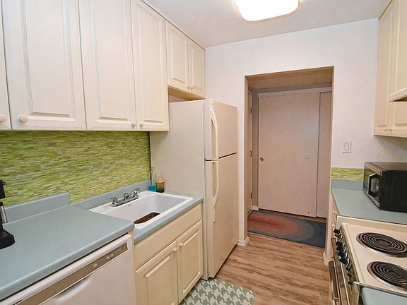 2nd image of 2955 Lakeside Dr Unit 301