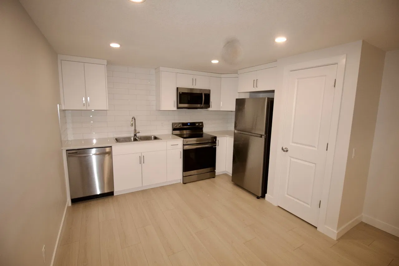 1 Bed 1 Bath Suite Chappelle Parking Pad SW Edmonton — Photo 1