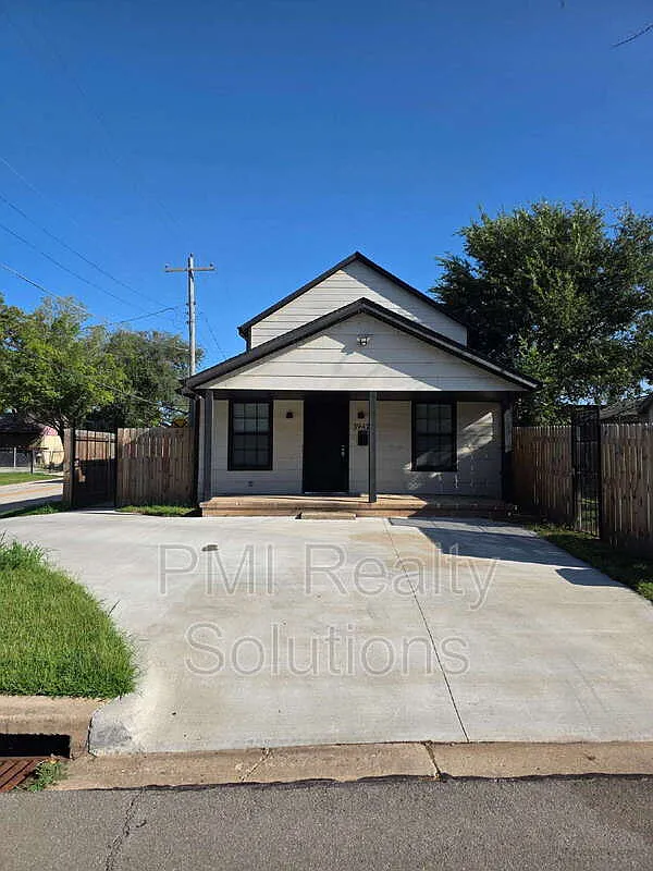 2 bed, 1.0 bath, $1,300 — Photo 1